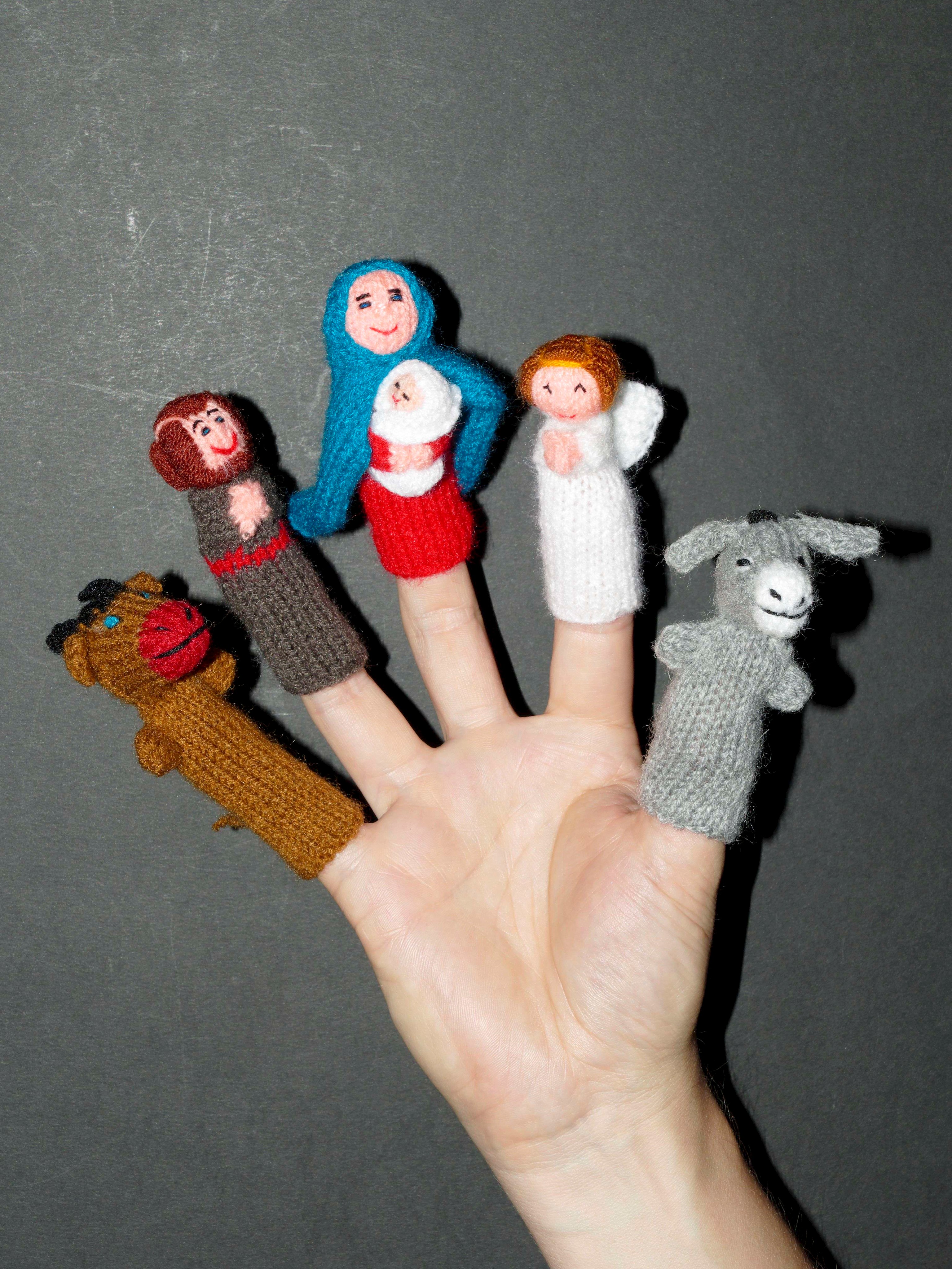 Krippe to go - Gestrickte Fingerpuppen bilden eine kleine Krippe, hergestellt in Peru, 2019.