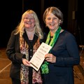 Ingeborg Hartmann (links) und Bezirkstagsvizepräsidentin Barbara Holzmann bei der Auszeichnung mit dem Förderpreis beim Höchschultag Kempten.