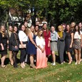 Die Examensklasse „H 16“ (sie begannen ihre Ausbildung im Herbst 2016) mit ihren Klassenlehrerinnen  Agnes Manz (links) und Ilona Strobel (rechts).