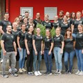 Freude bei Absolventinnen und Absolventen: Mit ihrem erfolgreichen Abschluss an der Berufsfachschule für Physiotherapie am BKH Günzburg haben sie eine gute Basis für ihre berufliche Zukunft gelegt.