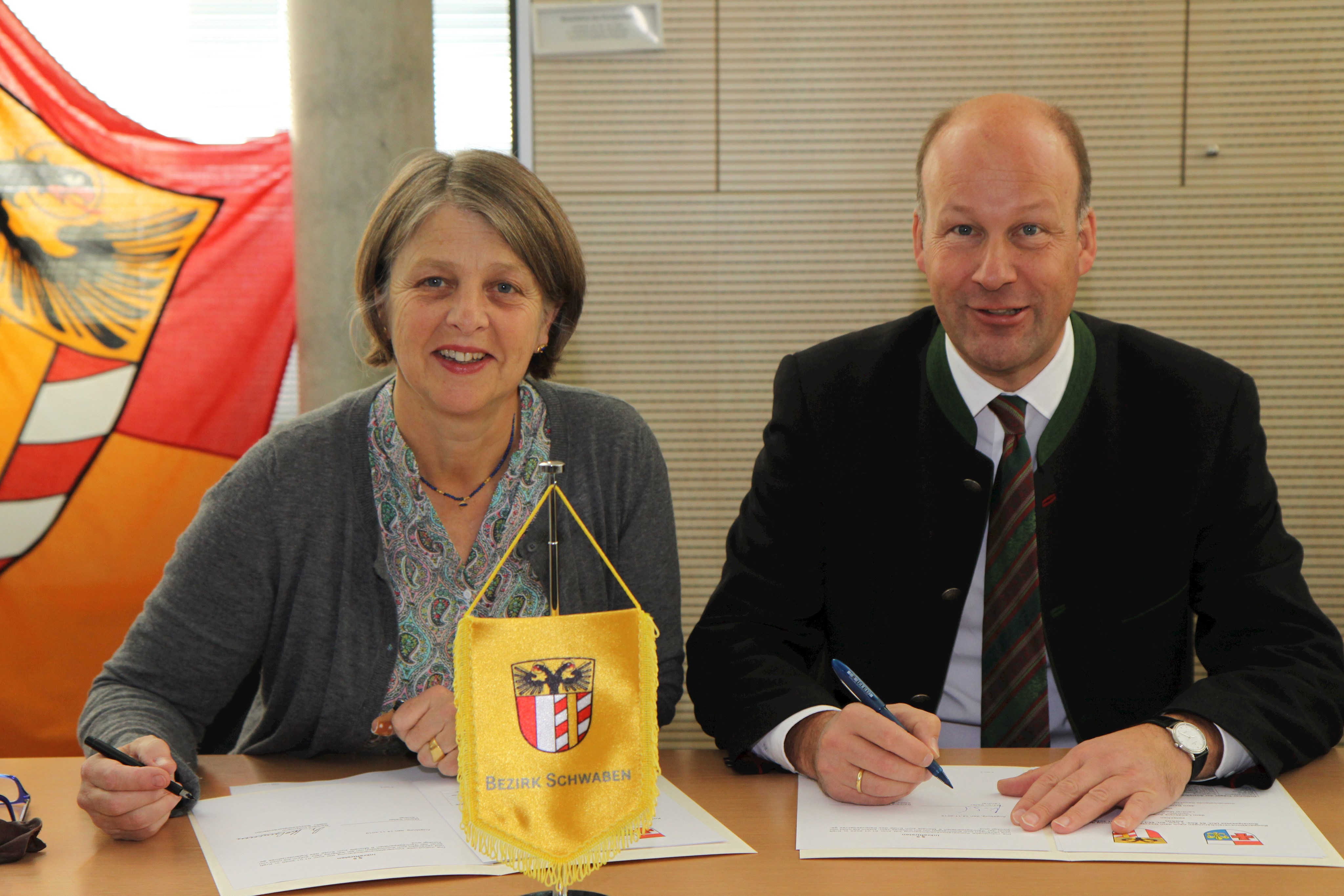 v.l.: Frau stellvertretende Bezirkstagspräsidentin Barbara Holzmann und Herr Bezirkstagspräsident Martin Sailer bei der Unterzeichnung der Vereinbarung.