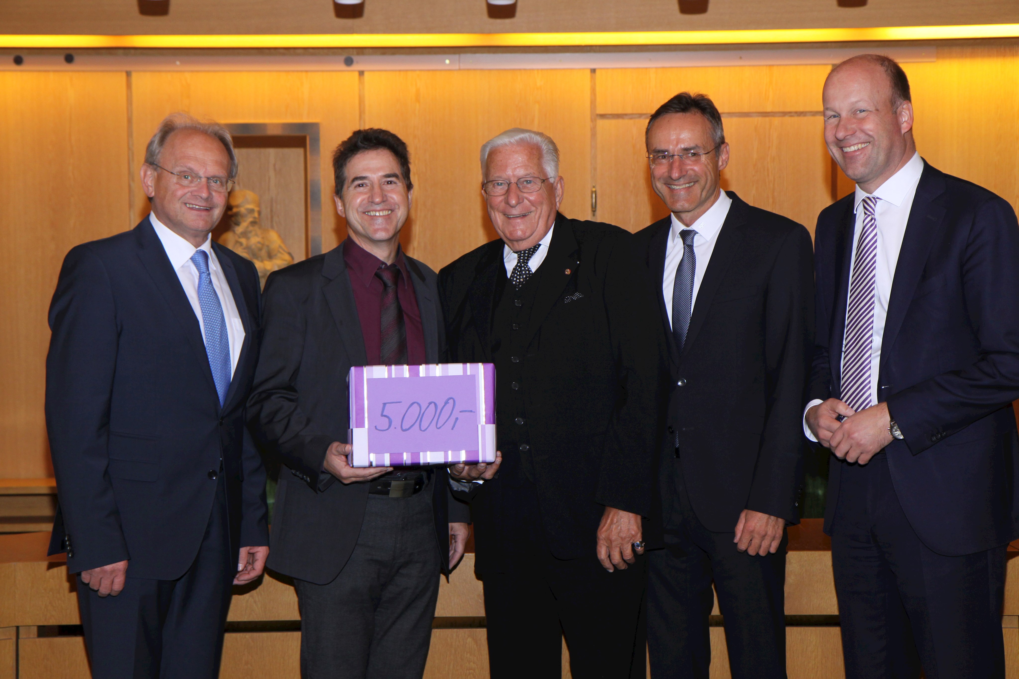 Im Bild von links: Stellvertretender Bezirkstagspräsident Alfons Weber, Werner Schartel, Regionaldirektor beim Genossenschaftsverband Bayern, Manfred Lingens, Vorsitzender der Seniorengemeinschaft Babenhausen-Unterallgäu, Manfred Graf, Vorstandsvorsitzender der Raiffeisenbank Schwaben-Mitte und Bezirkstagspräsident Martin Sailer.