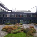 Das obere Geschoss ist neu: Direkt über der Eingangshalle des BKH Kempten wurde aufgestockt. Dort stehen nun elf neue Räume zur Verfügung.