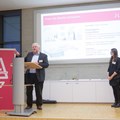 Den Preis des Bezirks Schwaben überreichte Bezirksheimatpfleger Dr. Peter Fassl an Cindy Ballon, Studentin im Masterstudiengang Architektur.