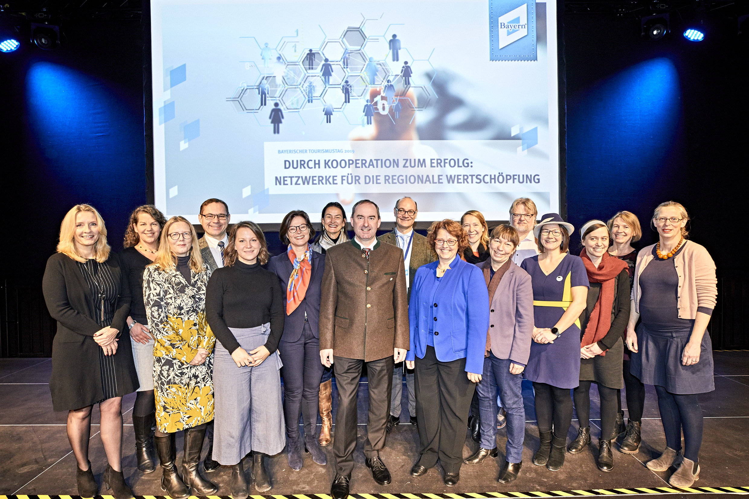 Stellvertretender Ministerpräsident Hubert Aiwanger gemeinsam mit Astrid Pellengahr von der Landesstelle für die nichtstaatlichen Museen, Barbara Radomski von der Bayern Tourismus Marketing und den Vertretern der zehn frisch gekürten bayerischen Pilot-Museums-Netzwerken.