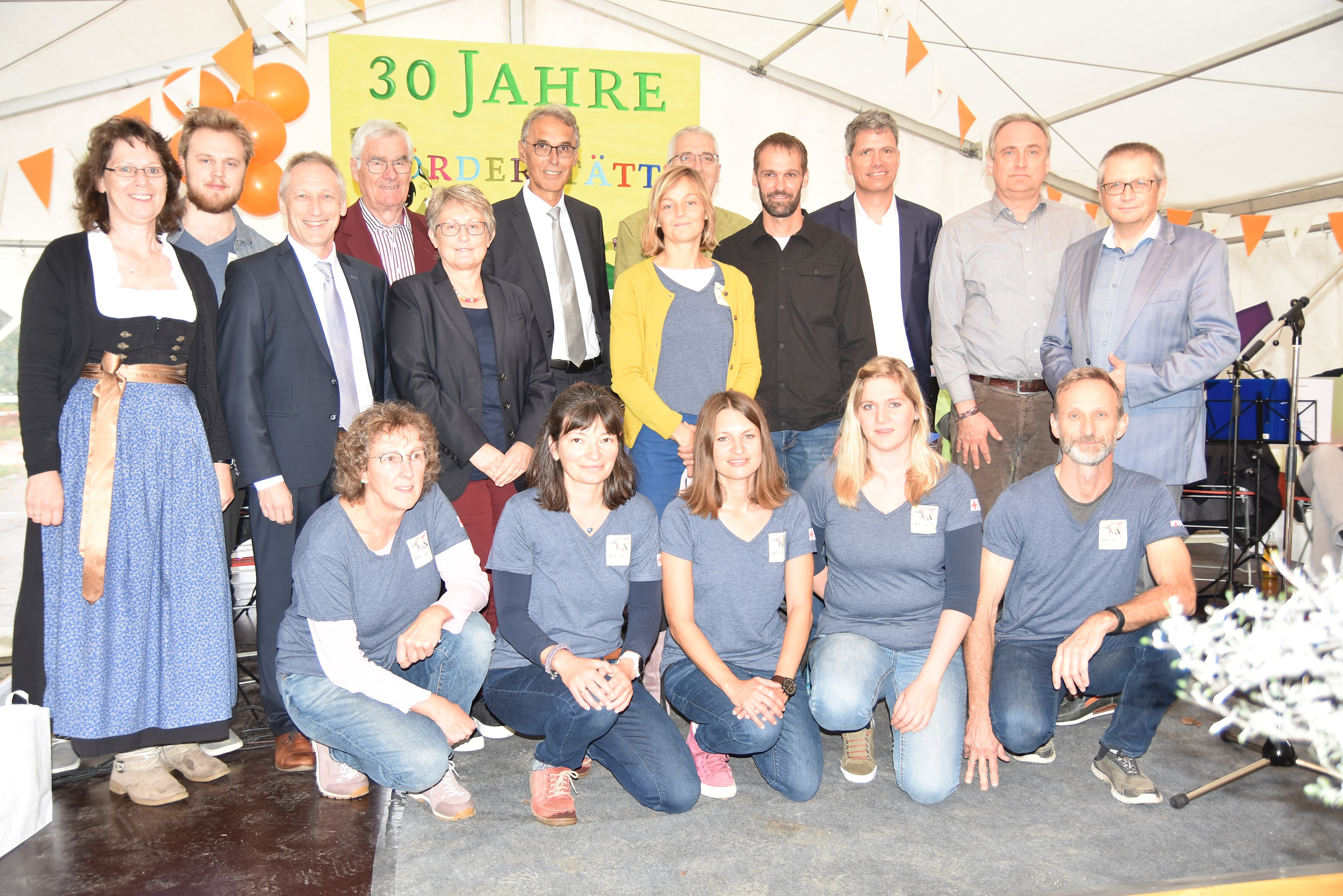 Anlässlich des Festakts zum 30. Jubiläum der Förderstätte im St. Georgshof begrüßten Einrichtungsleiter Joachim Lipp und Thomas Pahl, Leiter der Förderstätte (3. und 4. stehend von rechts), mit seinem Mitarbeiterteam zahlreiche Ehrengäste: (stehend von rechts) Raimund Mittler (Vertreter des Bezirks Schwaben), Dr. Frank Wiederholt (Oberarzt Forensik, Bezirkskrankenhaus Kaufbeuren), Reiner Friedl (Bürgermeister Gemeinde Rettenbach), Johann Fleschhut (stellv. Bezirkstagspräsident), Renate Dantinger (Sachgebietsleitung Pflege und Soziales BRK Kreisverband Ostallgäu), Erwin Stockmeier (ehem. Kreisgeschäftsführer) sowie Thomas Hofmann (Kreisgeschäftsführer BRK Kreisverband Ostallgäu).