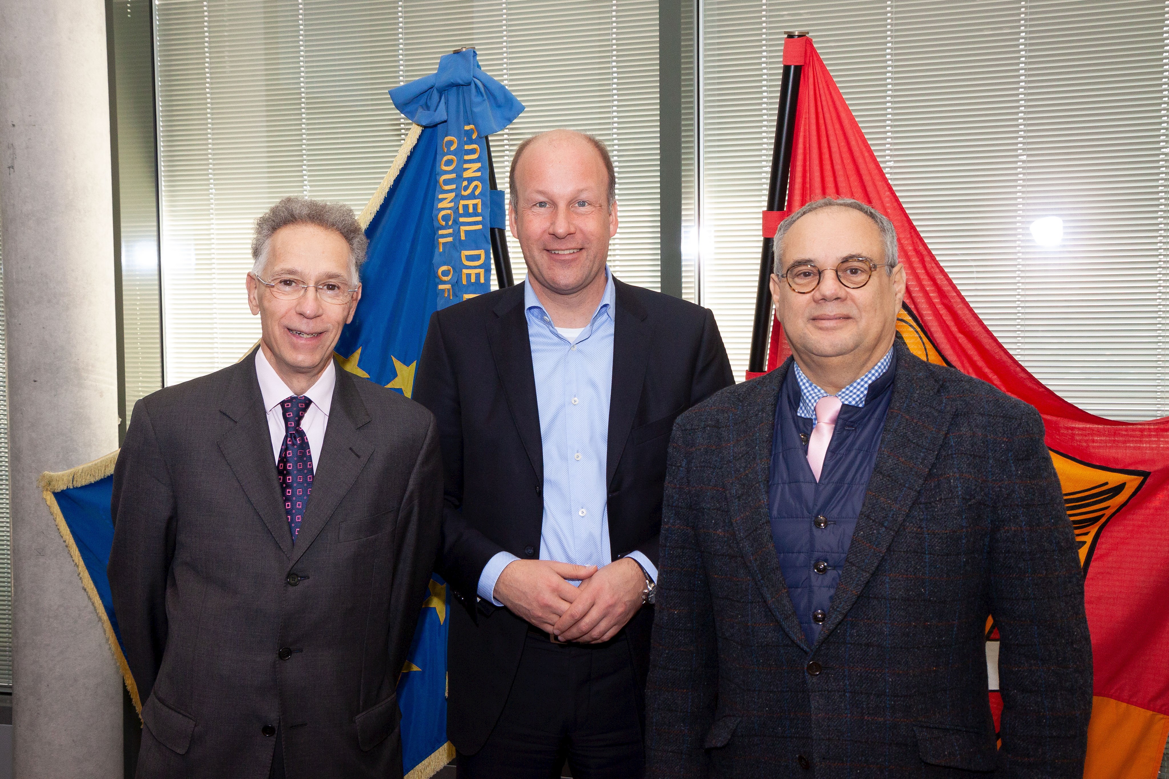 Vor der Europa-Flagge: (v. l.) Honorarkonsul Patrice Pélissier, BTP Martin Sailer, Generalkonsul Pierre Lanapats