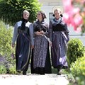 Biedermeiertrachten - drei junge Frauen im Rosengarten
