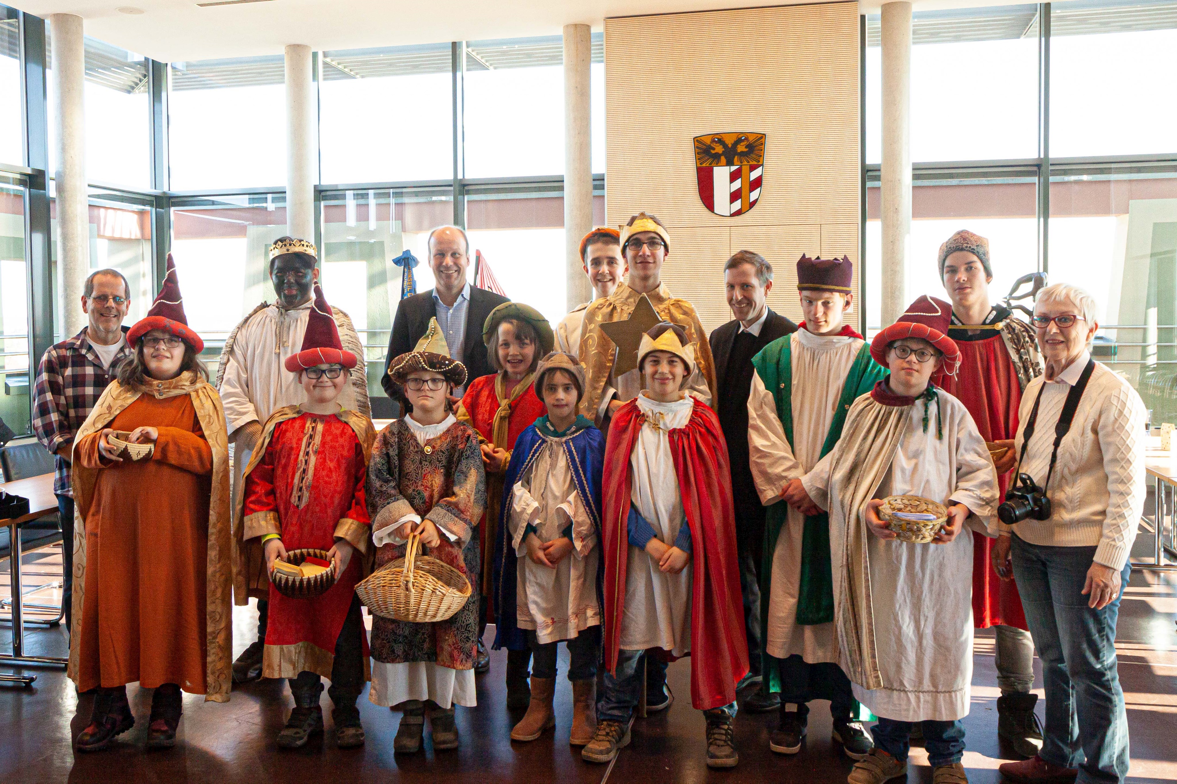 Auch in diesem Jahr brachten die Schulsternsinger der Elisabethschule in Aichach Bezirkstagspräsident Martin Sailer und der Bezirksverwaltung in Augsburg ihre Segenswünsche.