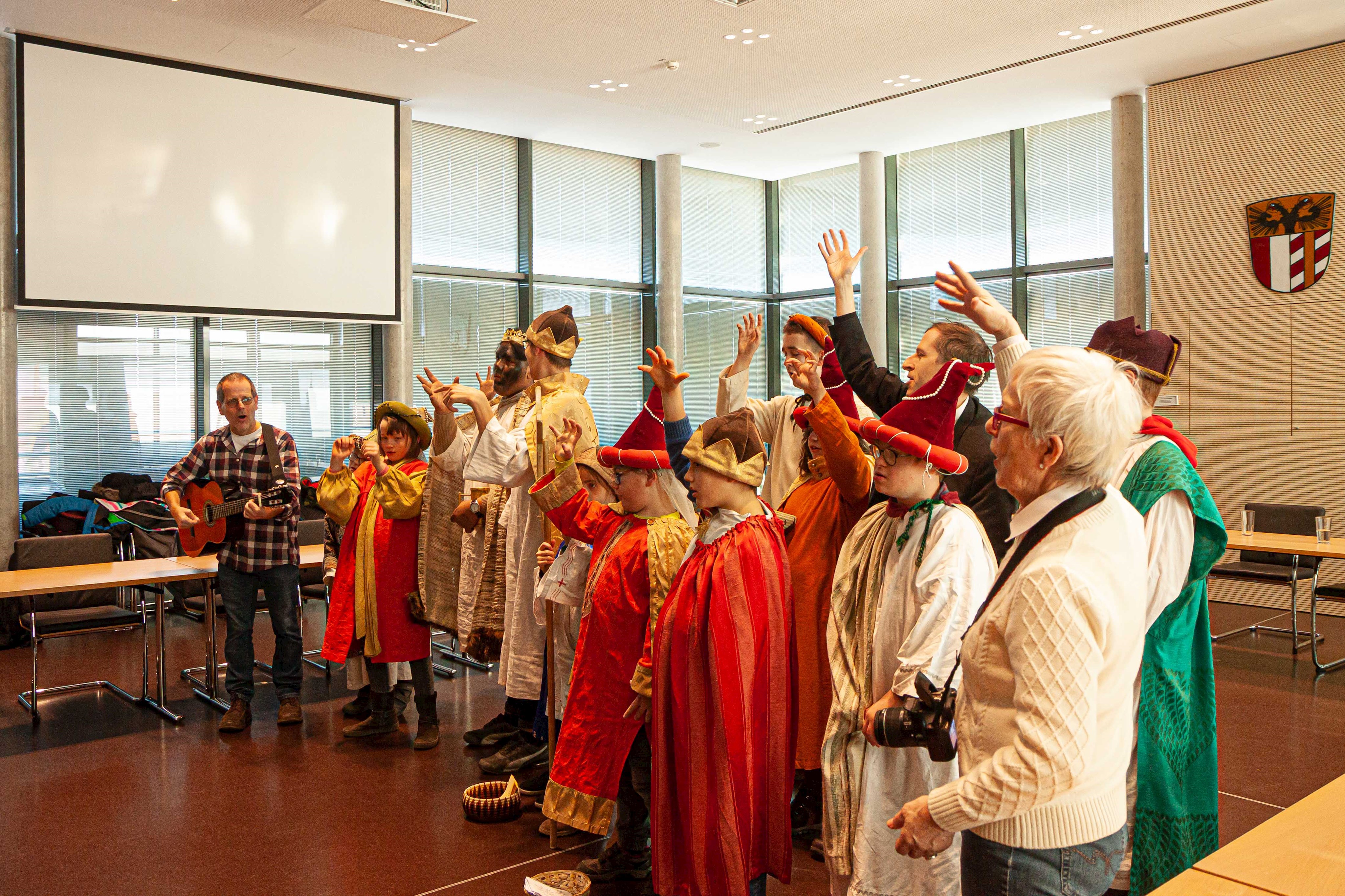 Auch in diesem Jahr brachten die Schulsternsinger der Elisabethschule in Aichach Bezirkstagspräsident Martin Sailer und der Bezirksverwaltung in Augsburg ihre Segenswünsche. (4)