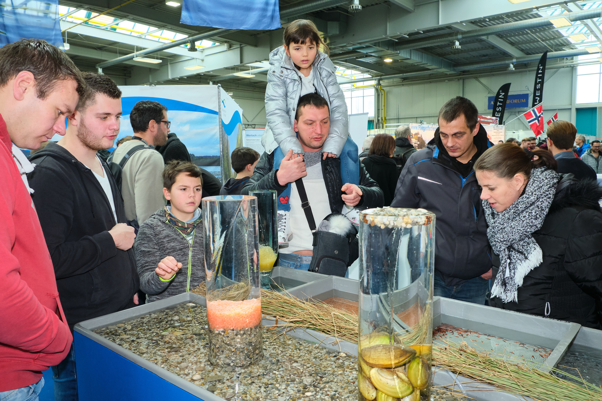 Die Fischereifachberatung des Bezirks Schwaben zeigt die Vielfalt der heimischen Fischarten bei der Messe „Jagen und Fischen“