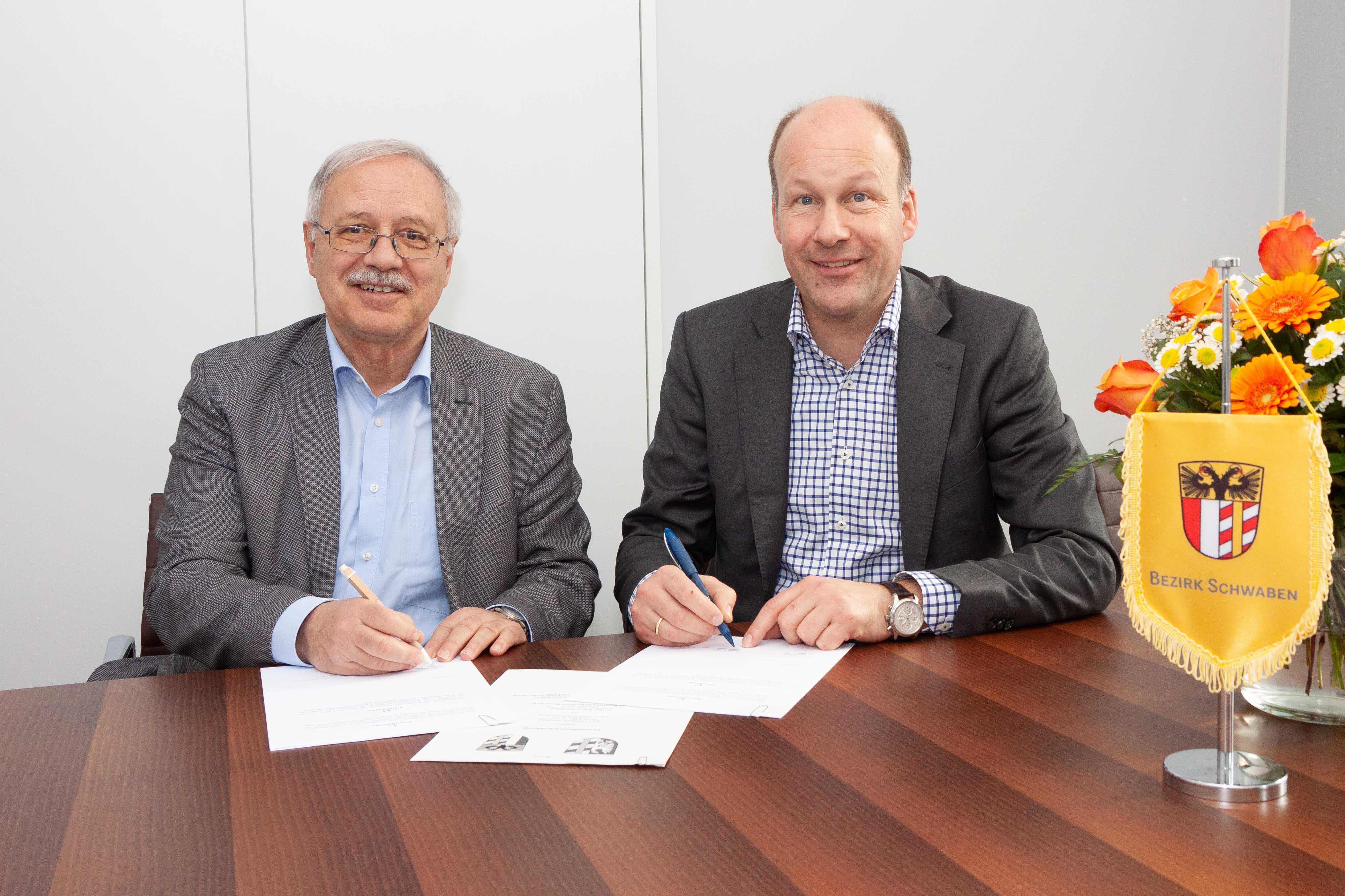 Für soziale Hilfen wie aus einer Hand  - Bezirk Schwaben und Landkreis Günzburg schließen Kooperationsvereinbarung