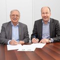 Landrat Hubert Hafner (links) mit Bezirkstagspräsident Martin Sailer bei der Unterzeichnung der Kooperationsvereinbarung.