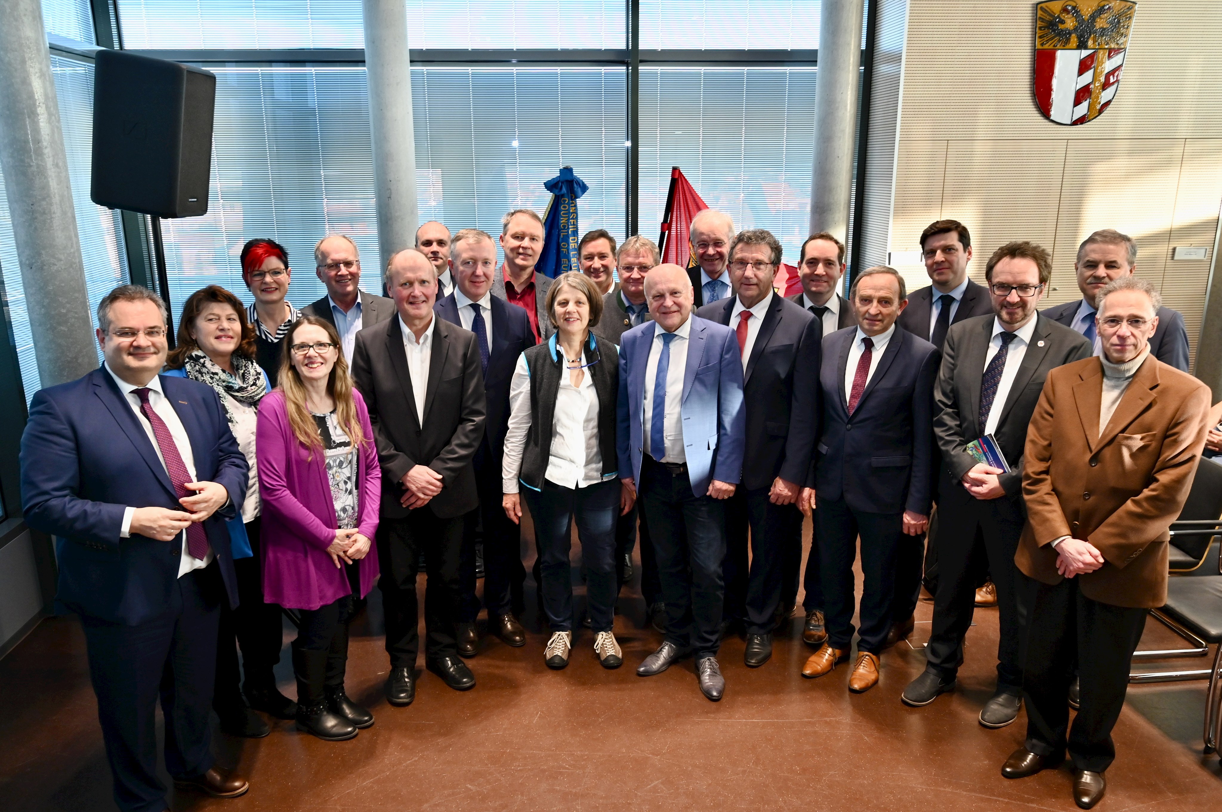 Im Bild von links: Die Bezirksräte Edgar Rölz, Christine Rietzler, Petra Beer, Xaver Deniffel, Volkmar Thumser, Erwin Gerblinger, Verwaltungsdirektor Serhij Nezhurbida, Bezirksrat Andreas Settele, stv. Regierungspräsident Josef Gediga, Joel Balandraud, stellvertretender französischer Generalkonsul Benoît Schneider und der Vorsitzende des Kreisrates Suceava, Viorel Serendenciuc
Von links in der ersten Reihe: Die Bezirksräte Annemarie Probst, Dr. Johann Popp, Serhij Osatschuk, Vorsitzender Gebietsverwaltung Tscherniwzi, Bezirksräte Barbara Holzmann, Tomas Zinnecker, Gerard Dujarrier, Claude Tarlevè, Philipp Prestel und der französische Honorarkonsul Patrice Pélissier.