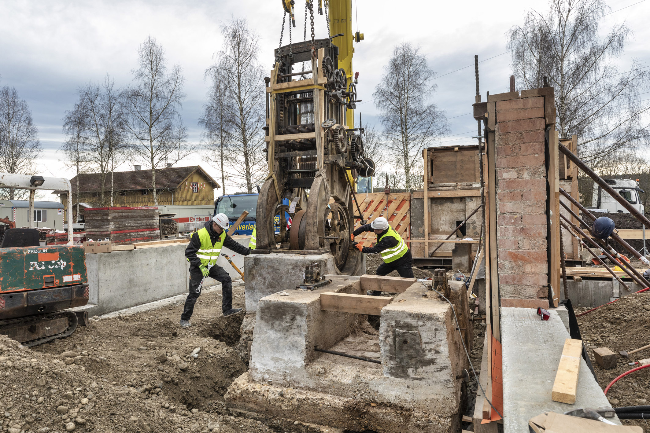 Maßarbeit: Das historische Gattersägewerk der einstigen Sägem ühle aus Hettisried (bei Altusried) w ird m it dem Kran an seinen neuen Standort eingepasst.