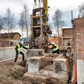 Maßarbeit: Das historische Gattersägewerk der einstigen Sägem ühle aus Hettisried (bei Altusried) w ird m it dem Kran an seinen neuen Standort eingepasst.