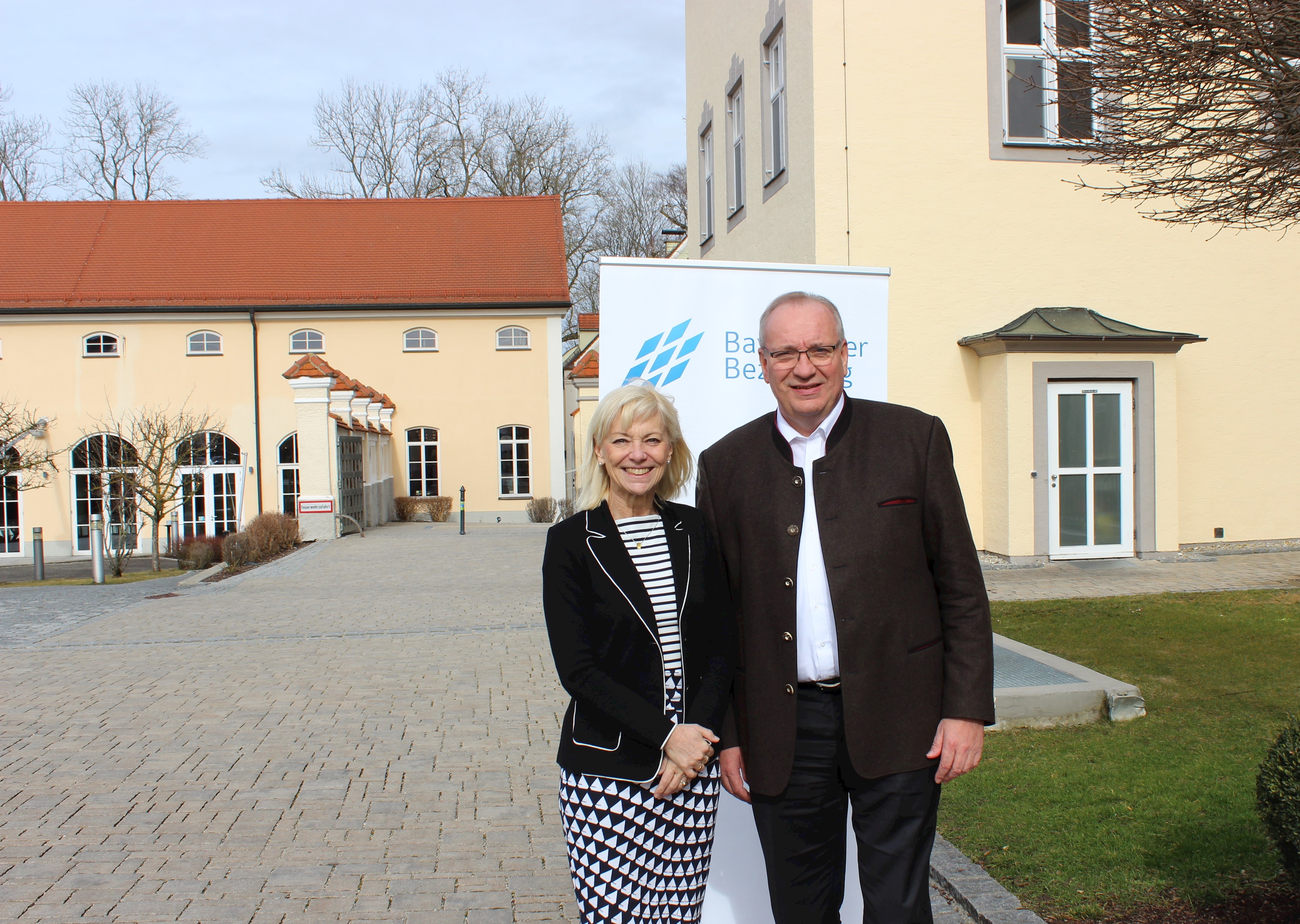 Die neue Bayerische Sozialministerin Carolina Trautner zu Gast beim Hauptausschuss des Bayerischen Bezirketags - Bezirketagspräsident Löffler: „Mehr Selbstbestimmung für Menschen mit Behinderung“