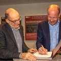Bezirkstagspräsident Martin Sailer (rechts) und Reiner Erben bei der Unterzeichnung des Vertrags