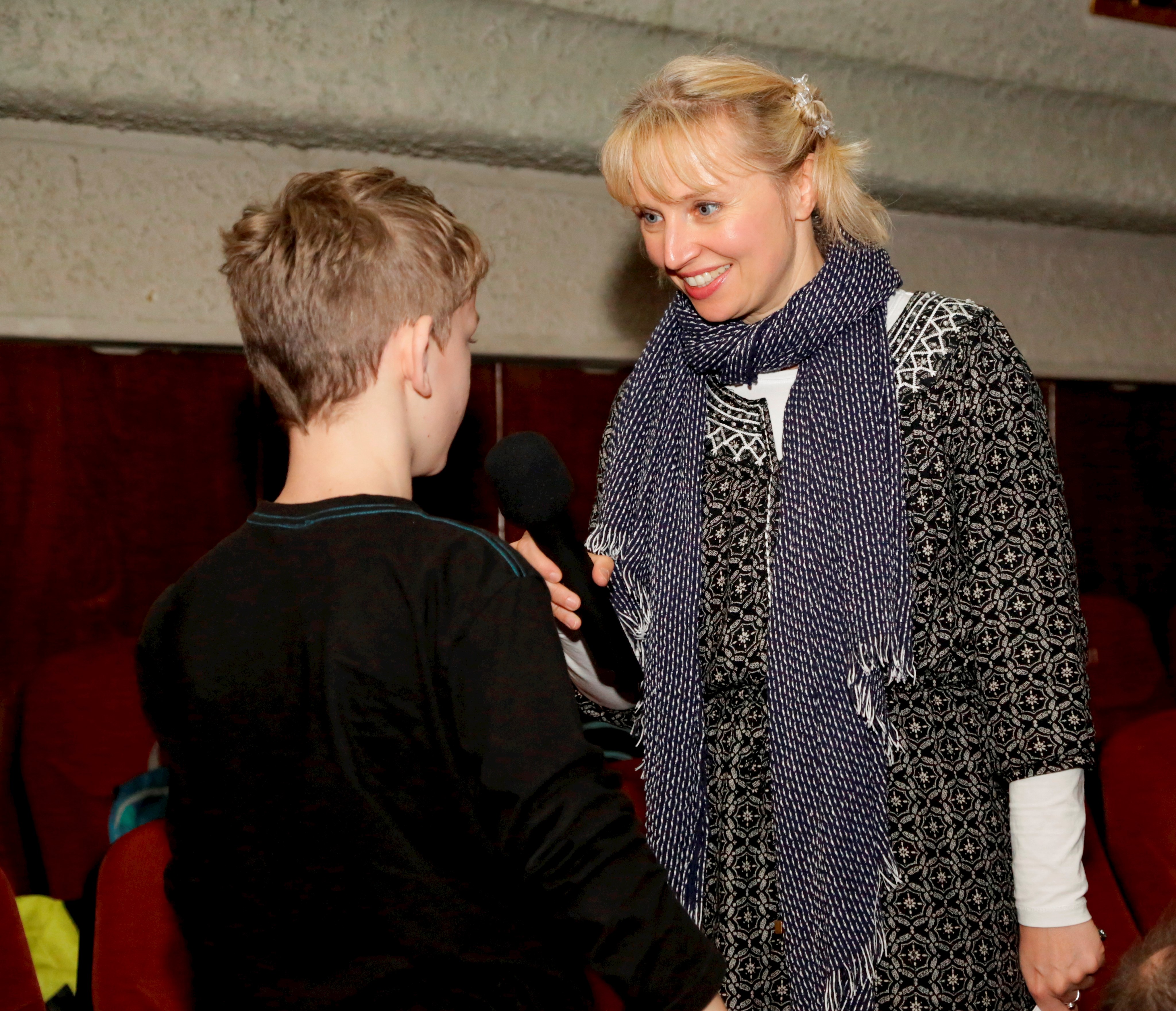 Moderatorin Nicole Lohfink im Gespräch mit teilnehmenden Kind