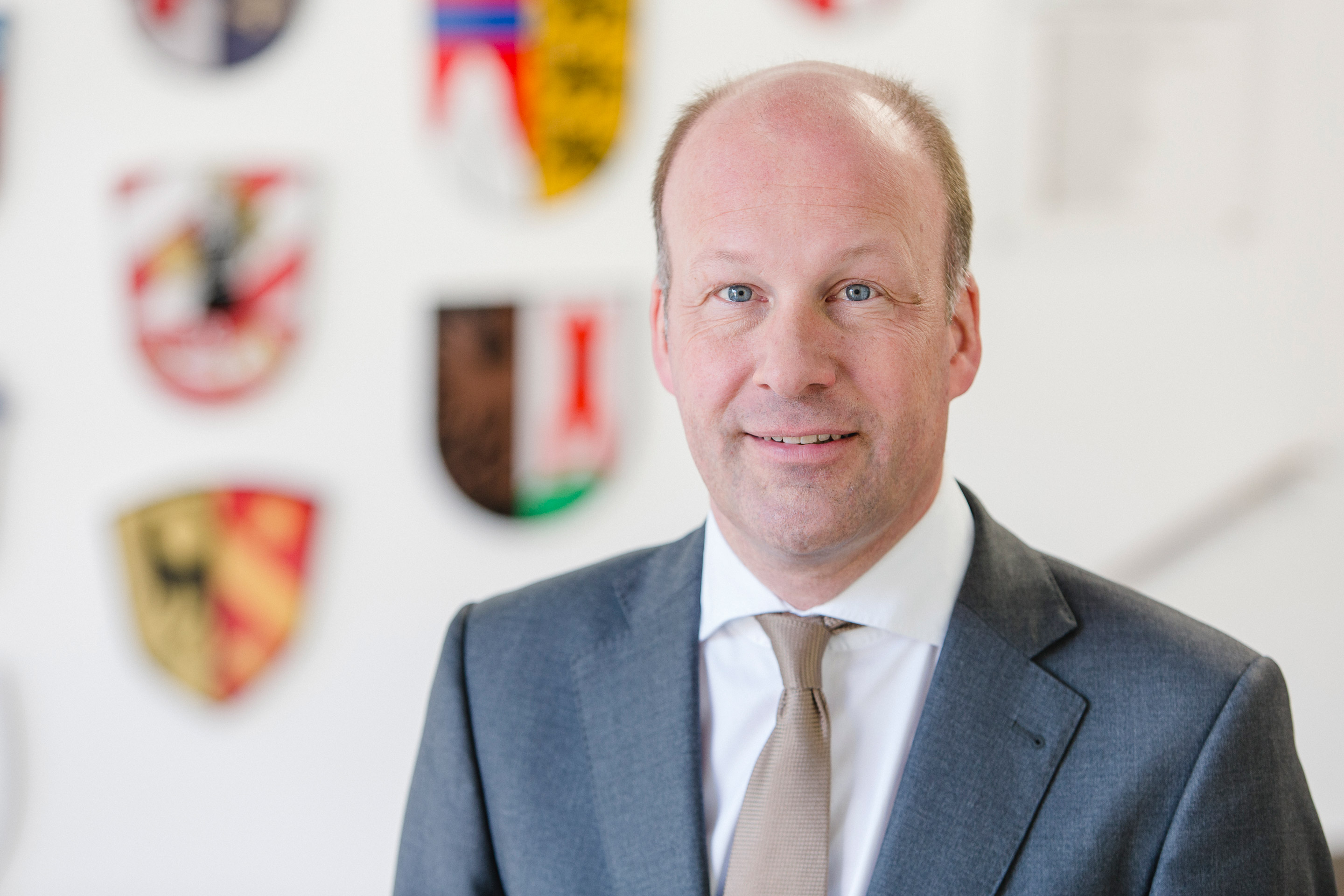 Appell von Bezirkstagspräsident Martin Sailer: Sozialkontakte meiden, kann Leben retten!