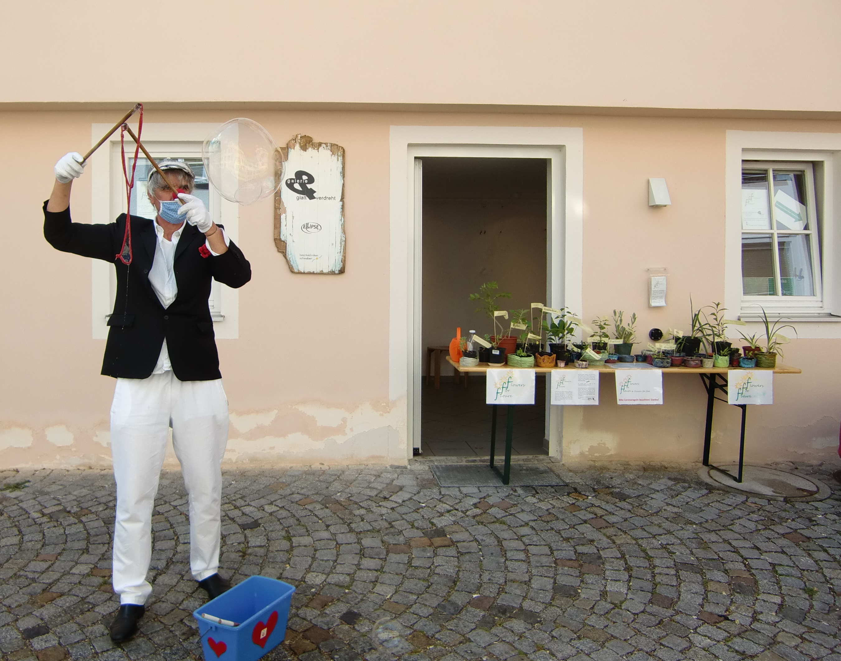 Flowerpower vor der Tagesklinik Lindau