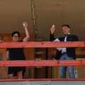 Cornelia Reisenbüchler, Leiterin der Wohnanlage, und Bauleiter Edgar Weber stoßen auf den neuen Bauabschnitt an.