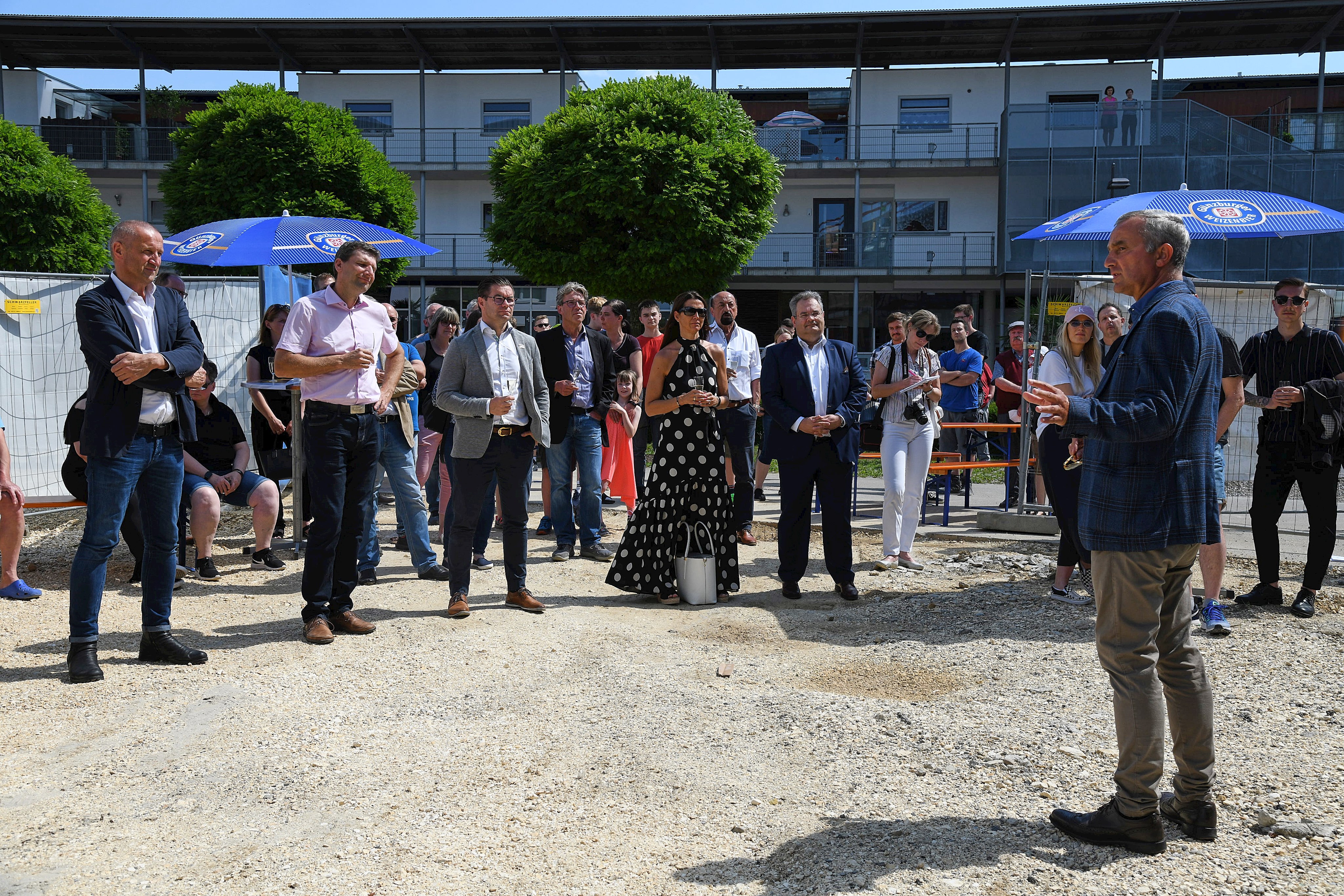 Oberbürgermeister Gerhard Jauernig spricht beim Richtfest (v. links) vor Architekt Gerhard Eckl, Dr. Georg Bruckmeir (Direktor der Bezirksverwaltung), Bauunternehmer Christian Wohlrab, Bezirksrätin Stephanie Denzler sowie dem stellvertretenden Bezirkstagspräsidenten Edgar Rölz und weiteren interessierten Gästen.