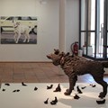 Skulptur eines den Schlamm abschüttelnden Hundes Skulptur eines den Schlamm abschüttelnden Hundes
