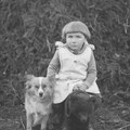 Kind mit Hund - Foto: Barbara Magg, Museum Oberschönenfeld