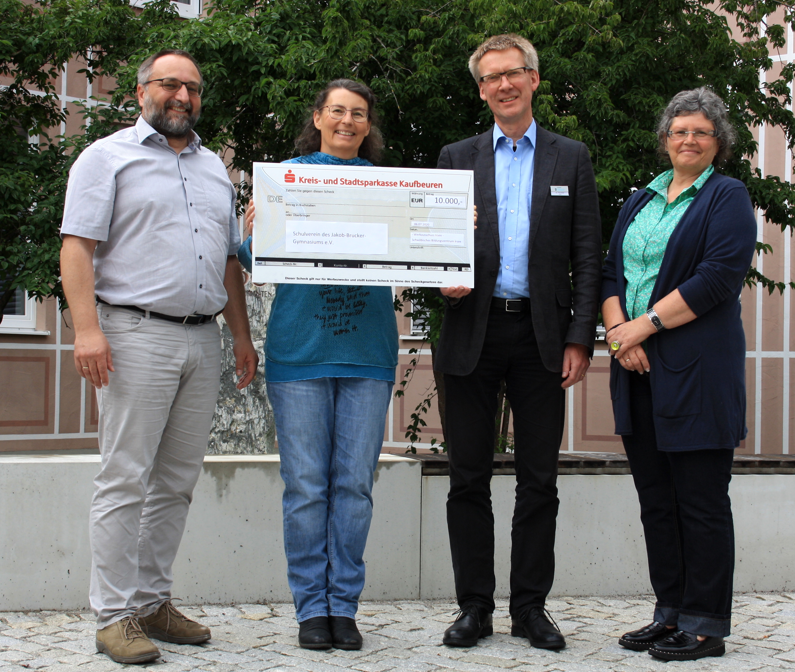 Bezirkseinrichtung Kloster Irsee unterstützt Schulverein des Jakob-Brucker-Gymnasiums Kaufbeuren
