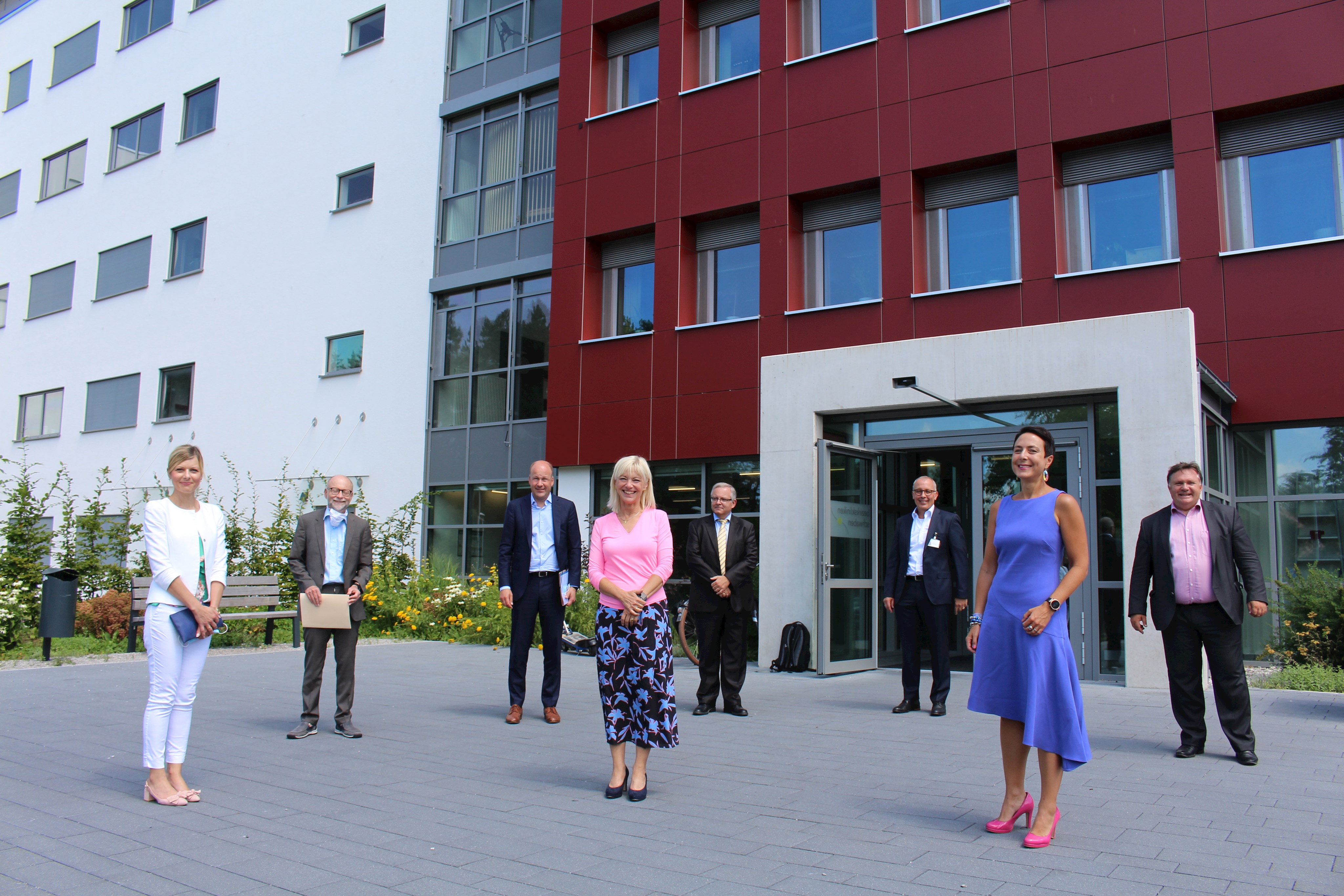 (von links) Sonja Treffler, Krankenhausreferentin des Bezirks Schwaben, Winfried Eberhardinger (stellvertretender Vorstandsvorsitzender Bezirkskliniken Schwaben), Bezirkstagspräsident Martin Sailer, Sozialministerin Carolina Trautner, Ministerialrat Rudolf Forster (Bayerisches Staatsministerium für Familie, Arbeit und Soziales), Ärztlicher Direktor Norbert Ormanns, Dr. Dorothea Gaudernack, Leiterin Amt für Maßregelvollzug, Oberbürgermeister Stefan Bosse.