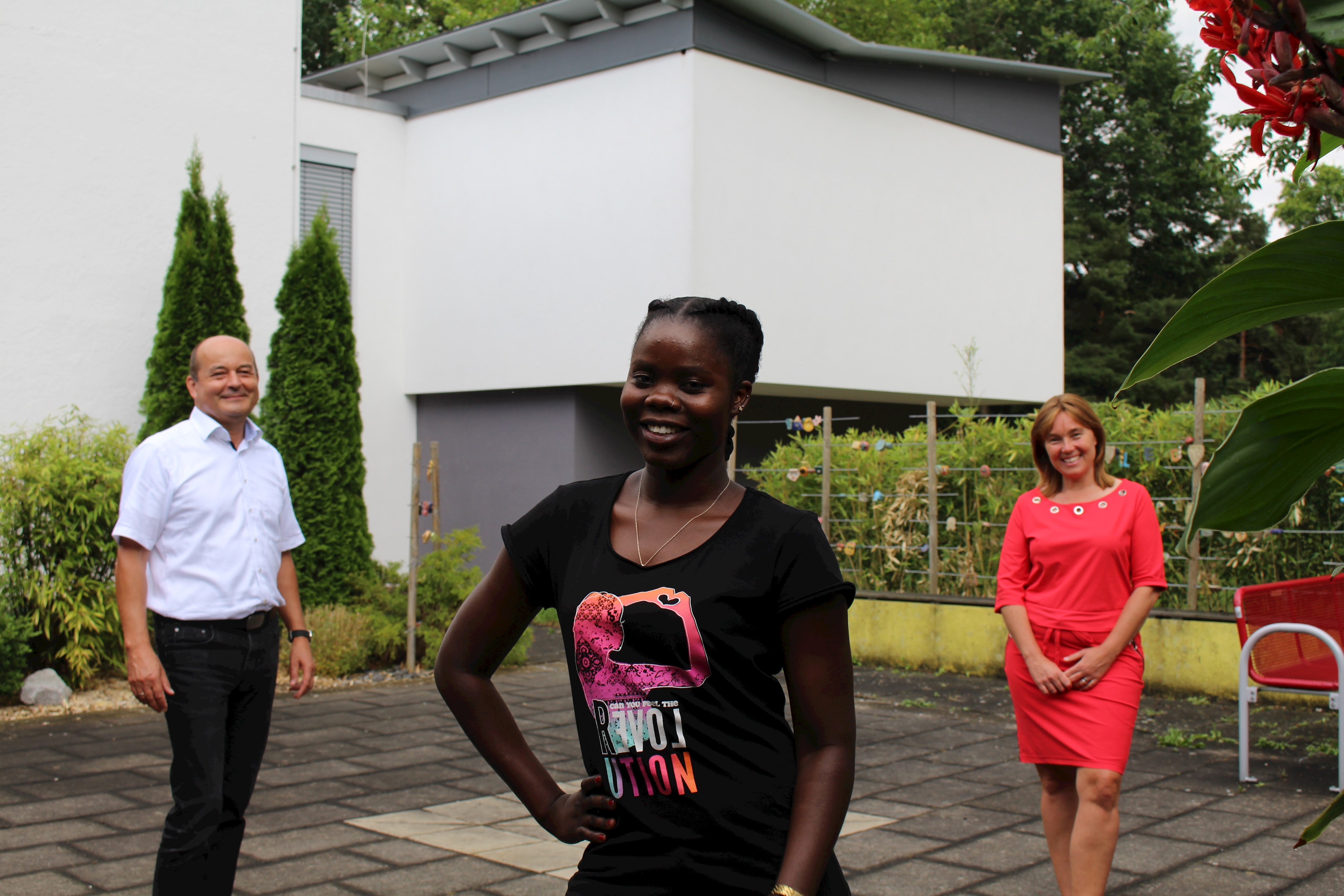 Afrikanische Pflegeschülerin auf dem Weg zu ihrem Traumberuf