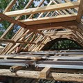 Der Dachstuhl der Sägemühle Hettisried: Alte und neue Balken vervollständigen die Dachkonstruktion.