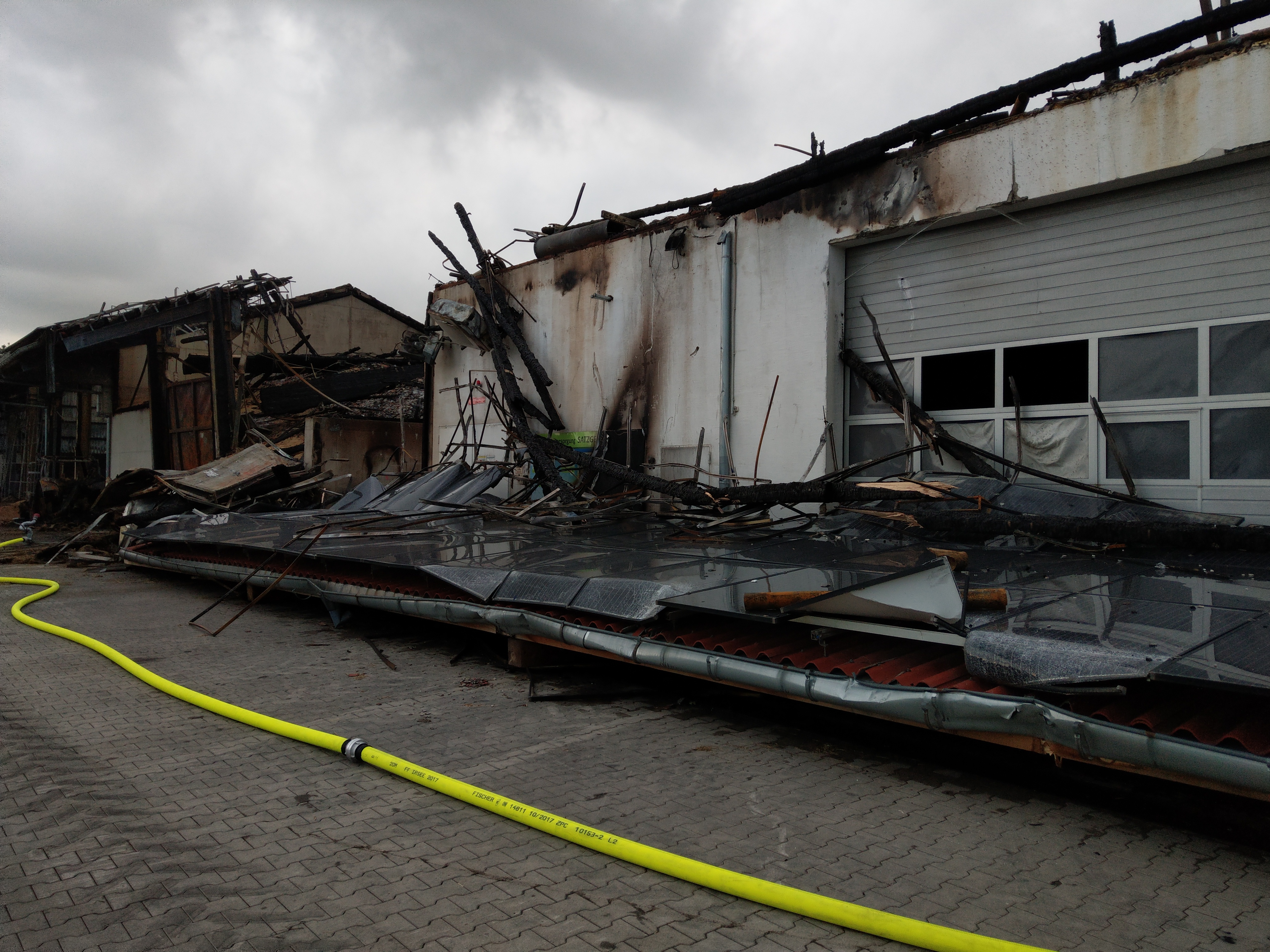 Großbrand in Irsee-Oggenried. Bezirkstagspräsident und Bürgermeister verurteilen Brandanschlag auf Nahwärmeversorgung. Marktgemeinde und Bildungszentrum loben 10.000 Euro Belohnung aus.