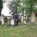 Friedrich Thum an einem der Grabsteine auf dem jüdischen Friedhof in Harburg (Landkreis Donau-Ries)