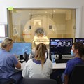 Kontrollraum der Mitarbeiterinnen im neuen Radiologiezentrum am Bezirkskrankenhaus Günzburg