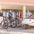 Mit Fahrrad, E-Bike oder Twike: Bezirkstagspräsident Sailer (2. von rechts) unterstützt, dass die Beschäftigten des Bezirks Schwaben nachhaltig unterwegs sind