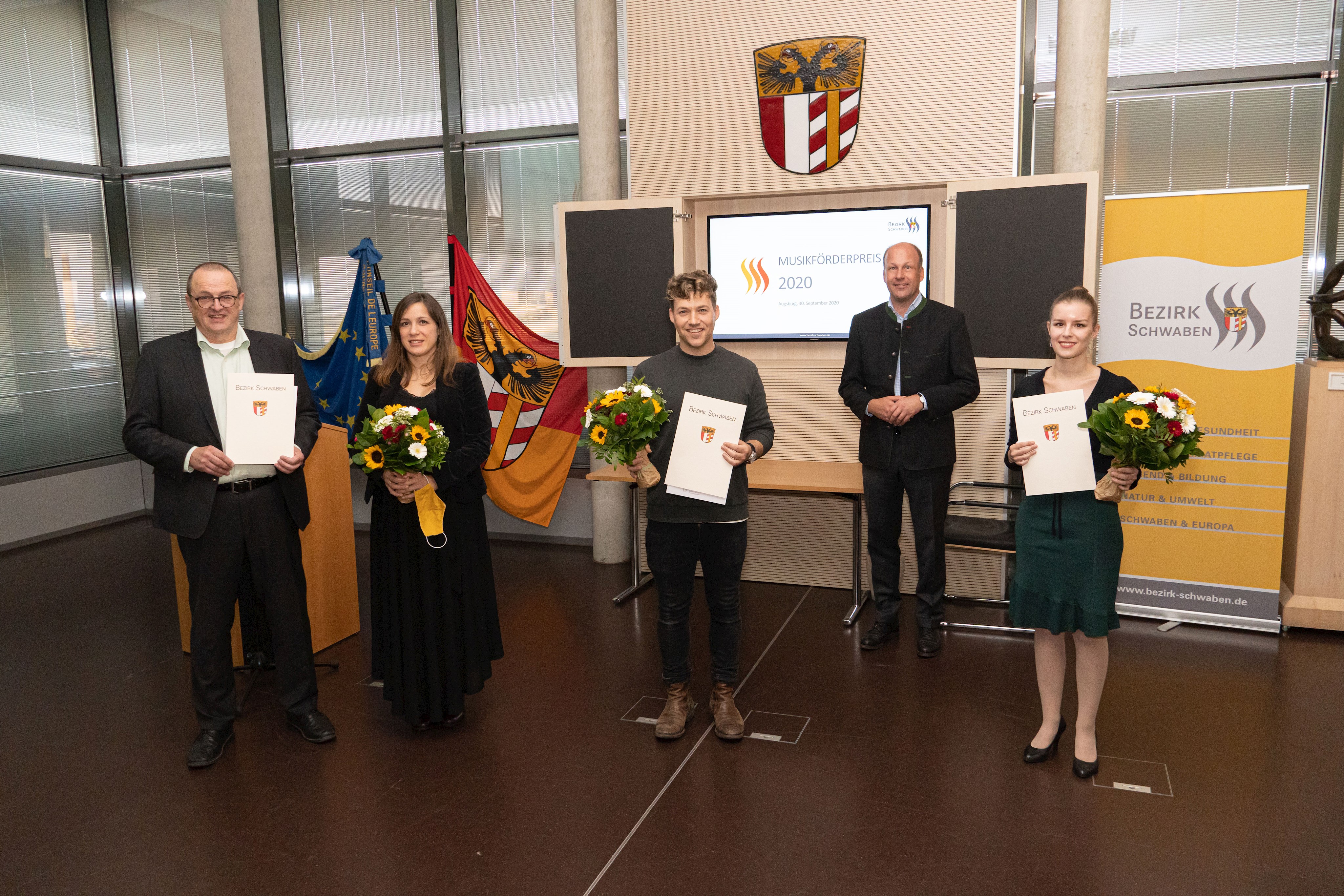 Gruppenbild: Vertreter der DIADEMUS vocalisten Reinhold Sommer und Catalina Bertucci, Max Schlichter und Miriam Ruf; hinten: Bezirkstagspräsident Martin Sailer