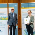 LfU-Abschlussworkshop, Überreichung der Urkunde von Dr. Andreas Otto an Theresa Schinagl