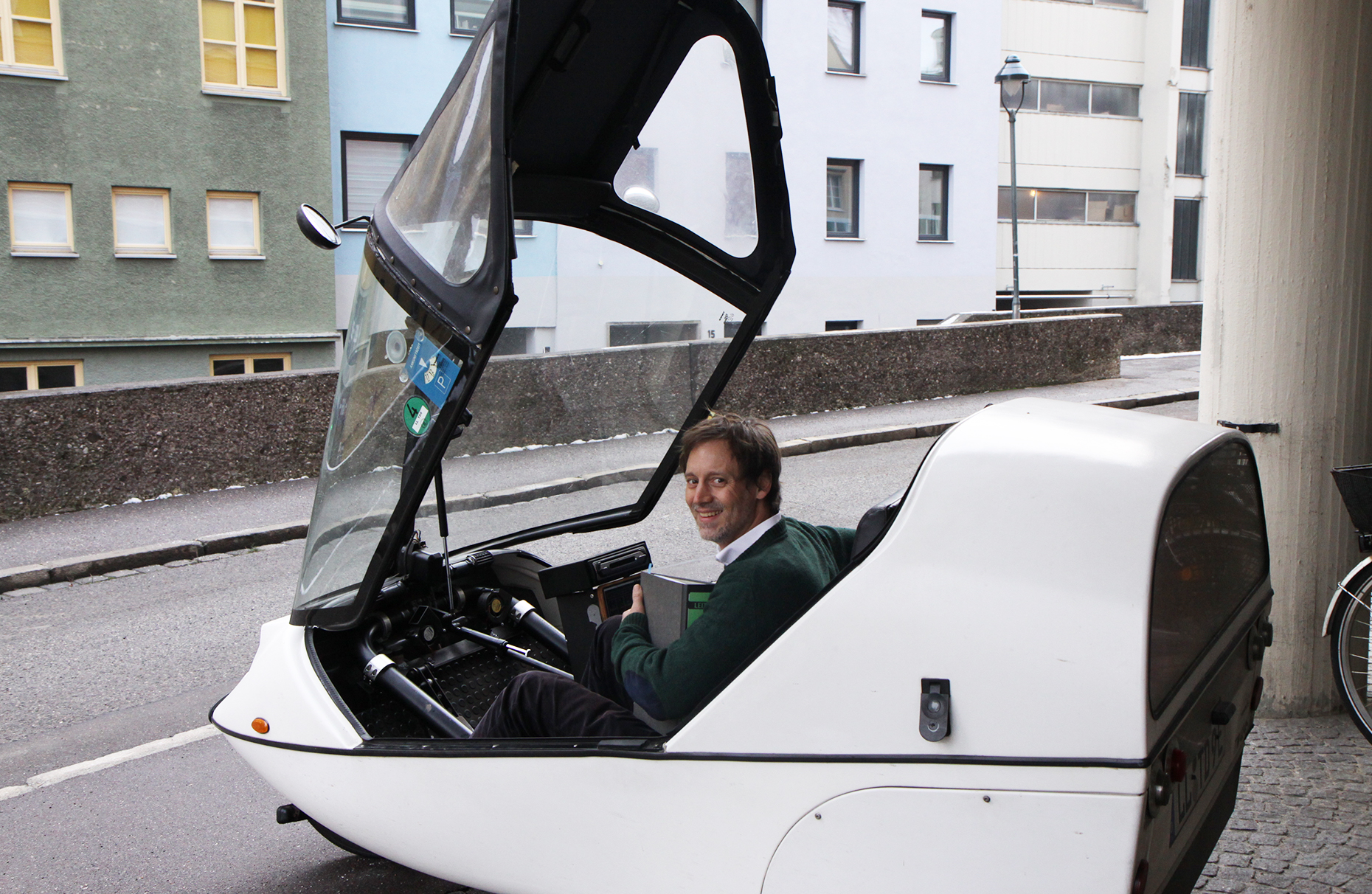 Vor der Hauptverwaltung: Thomas Sailer, Umwelt-, und Energiereferent des Bezirks, in seinem Twike, einem dreirädrigen Leichtelektromobil für zwei Personen