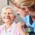 Lächelnde ältere Dame und Pflegerin