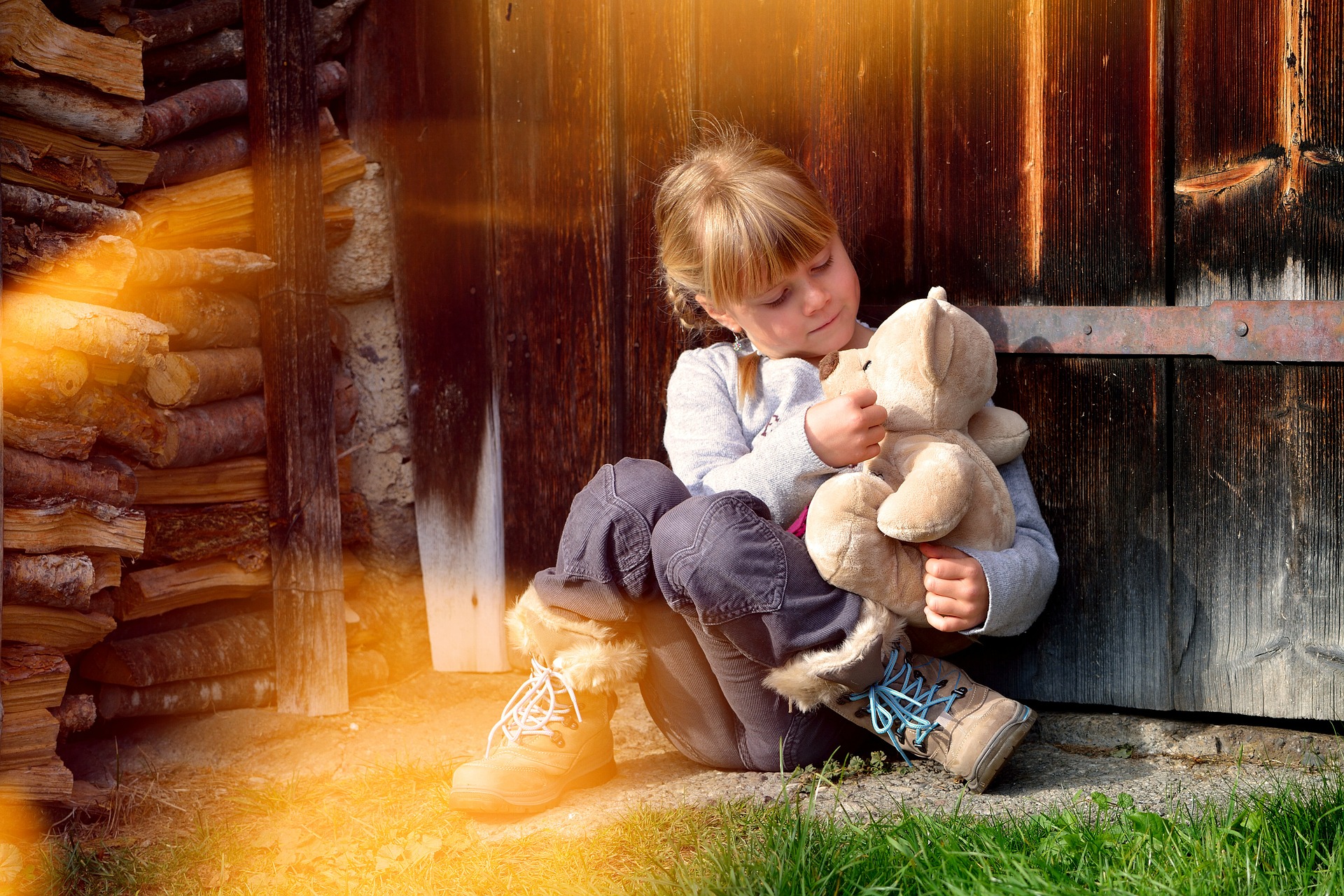 Kind mit Teddybär im Arm