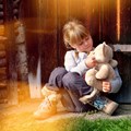 Kind mit Teddybär im Arm