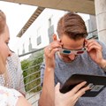 Jugendlicher blickt mit 3D Brille auf ein Tablet