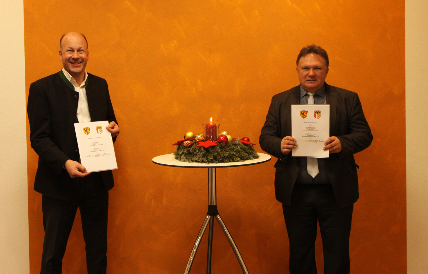 Bezirkstagspräsident Martin Sailer (links) und Stefan Bosse, Oberbürgermeister der Stadt Kaufbeuren, unterzeichneten die Kooperationsvereinbarung im Rahmen der Bezirkstagssitzung.