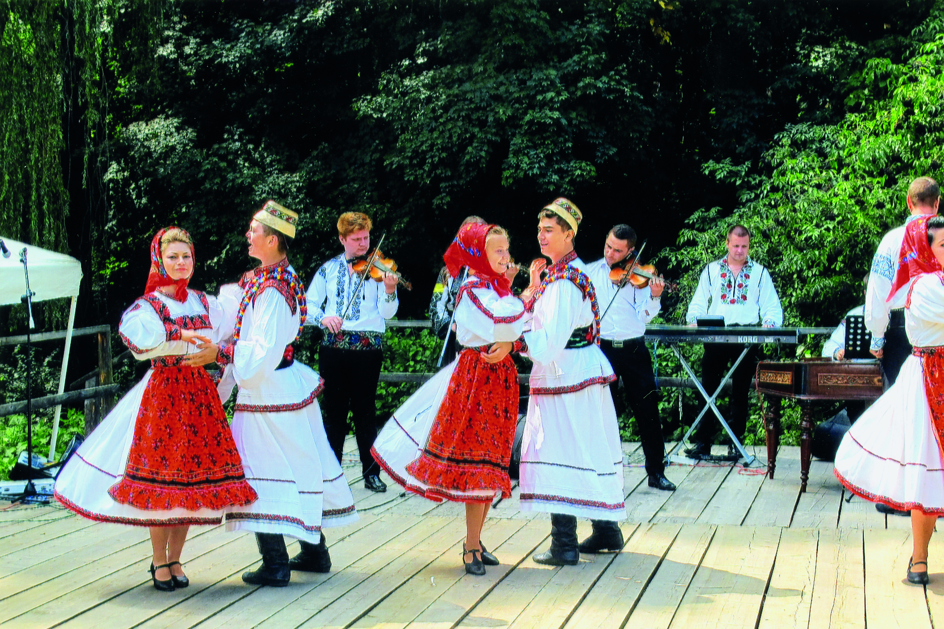 Salut Bukowina Tanz in Tracht