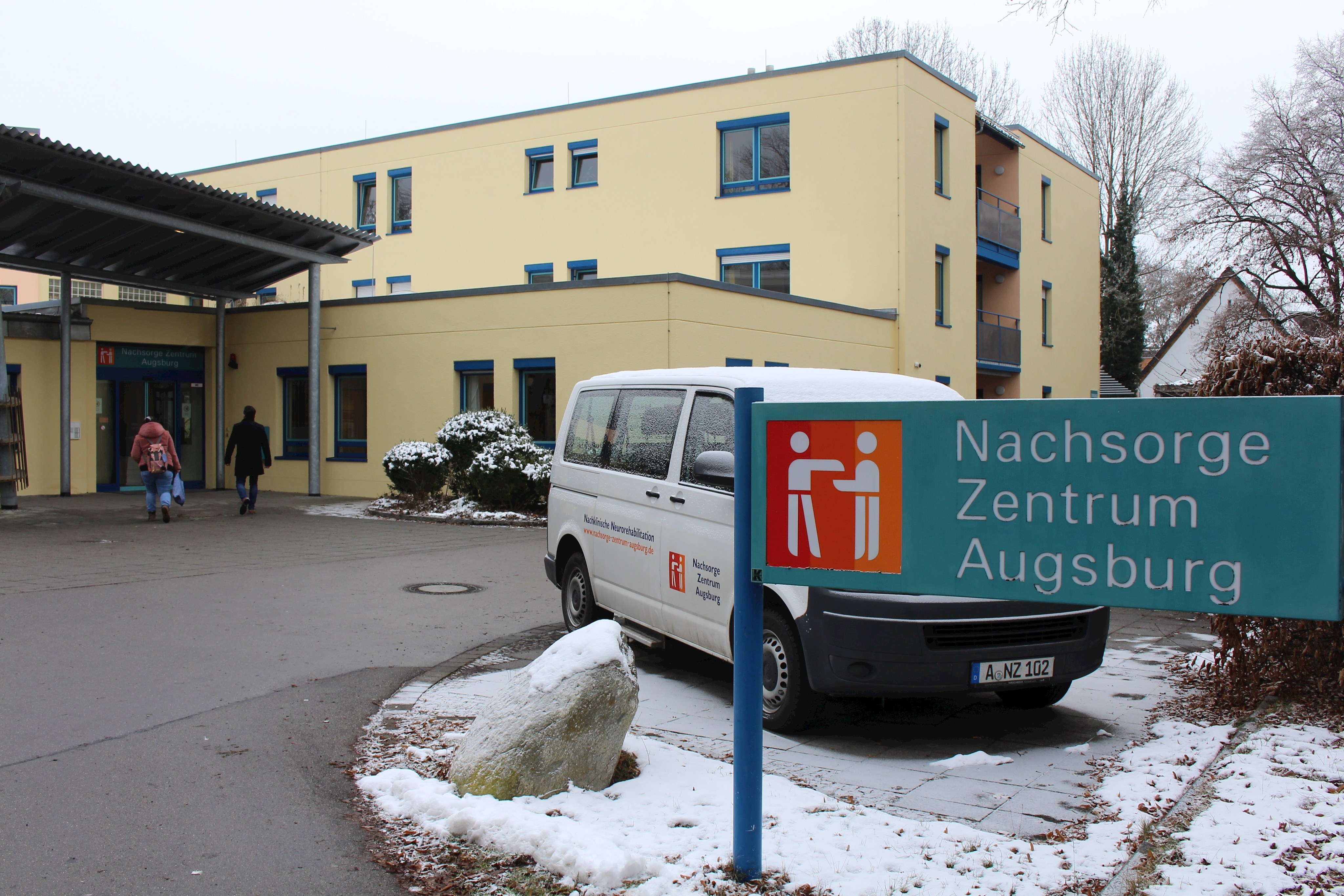 Im Nachsorge Zentrum Augsburg an der Frischstraße werden seit 23 Jahren Menschen mit erworbener Hirnschädigung rehabilitiert und betreut. Die schwere Erkrankung  kann durch einen Unfall, Schlaganfall, ein Schädel-Hirn-Trauma, eine Hirnblutung oder durch Sauerstoffmangel passiert sein.