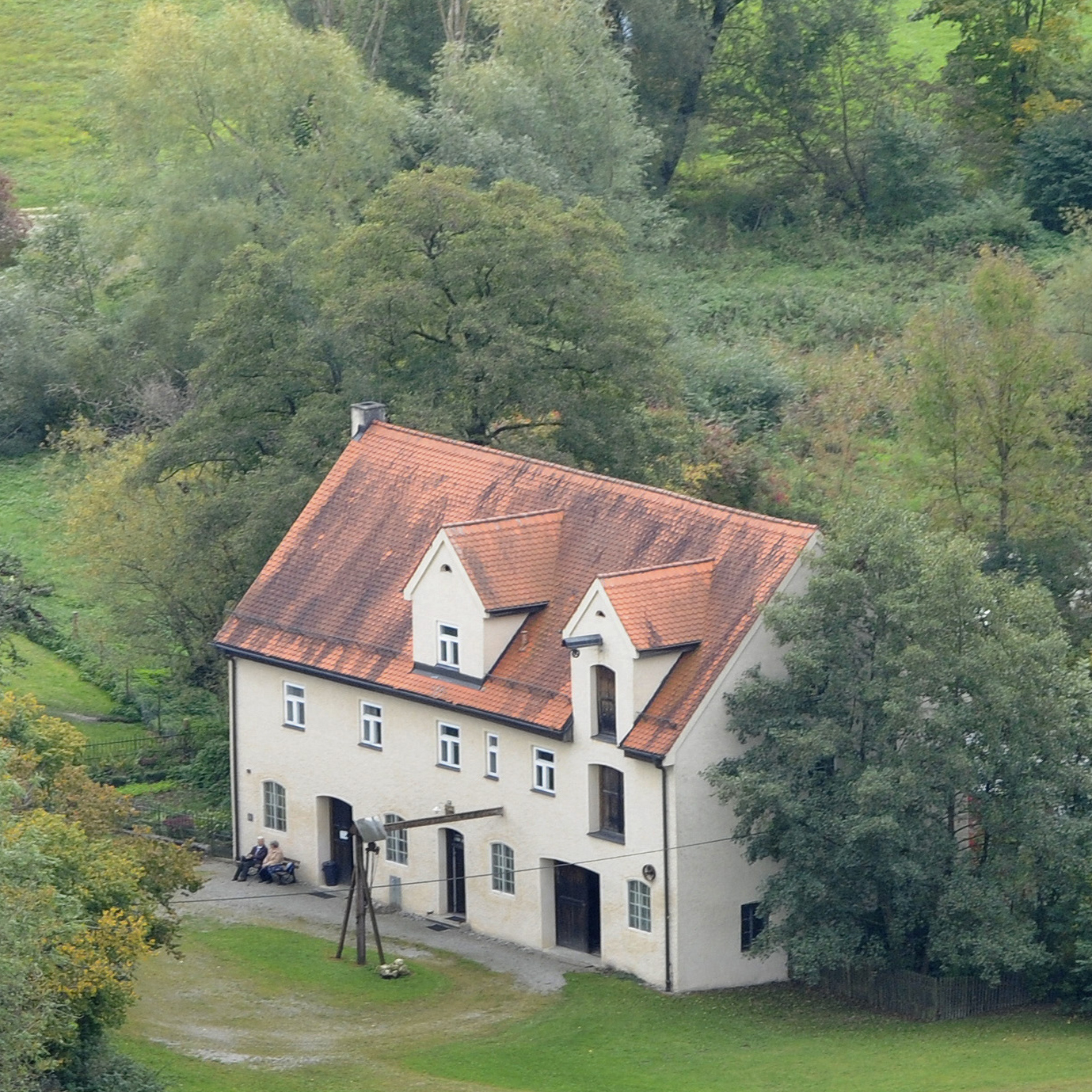 Schmiedegebäude von Bäumen umgeben