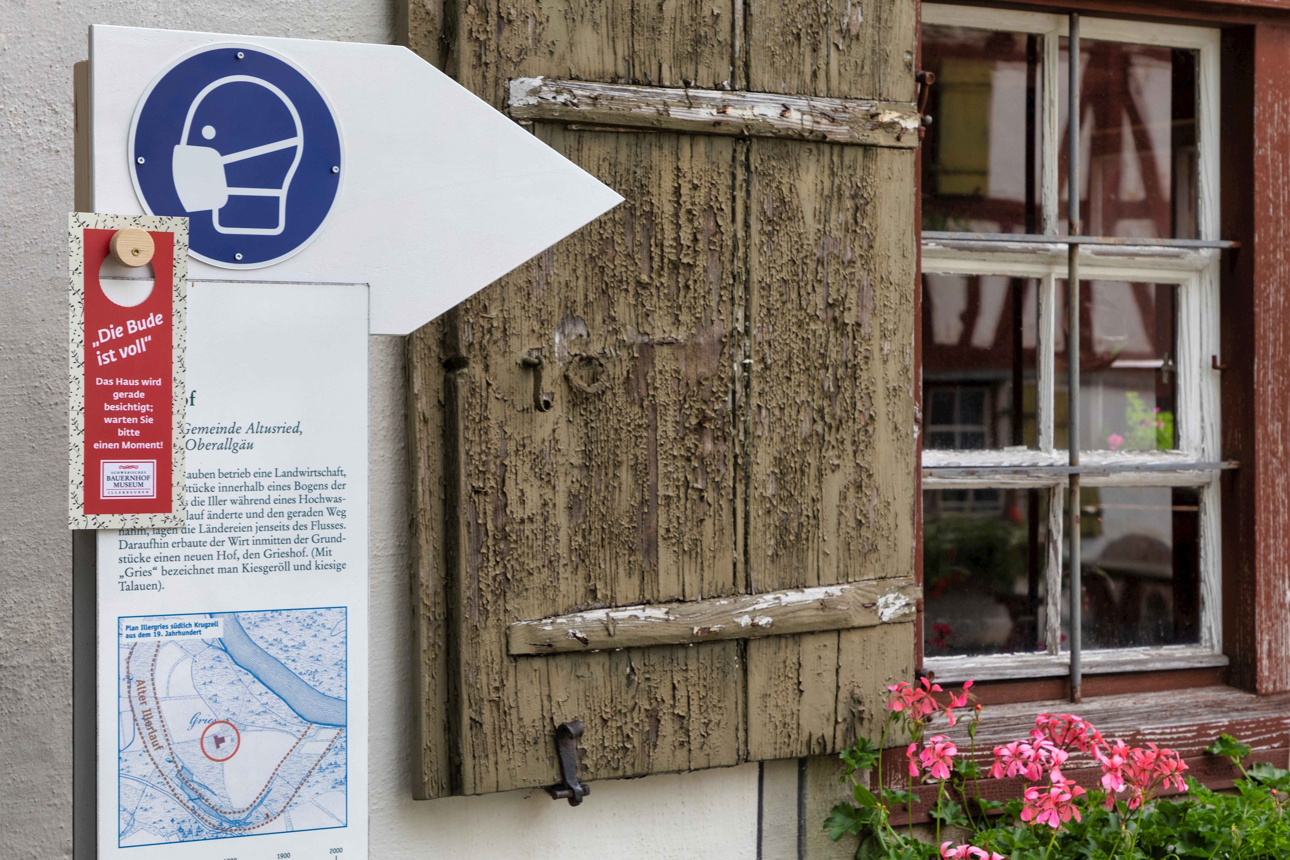 „Die Bude ist voll“ – so originell geht Besucherreglung im Schwäbischen Bauernhofmuseum.