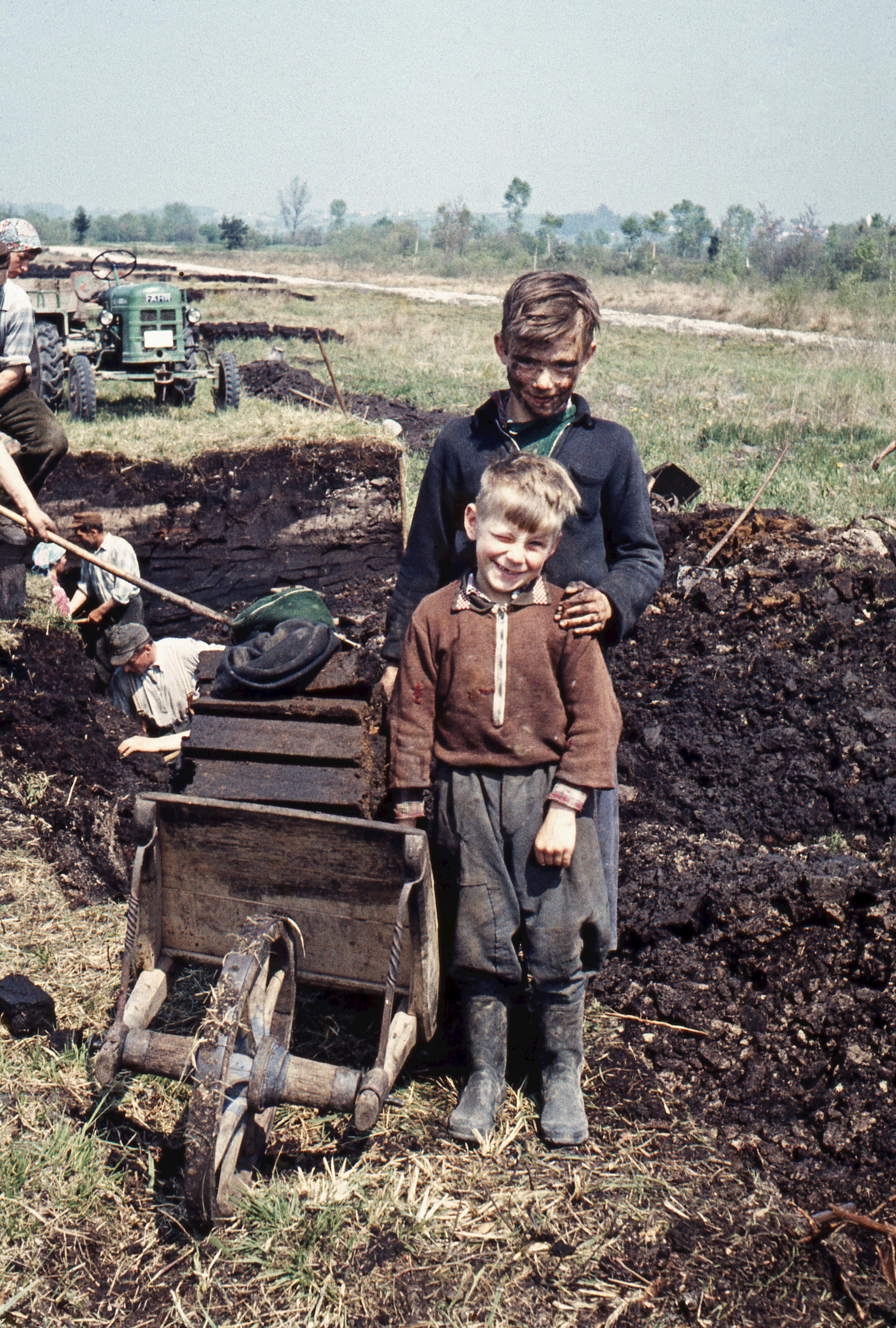 Kinder beim Torfstechen im Salgener Moor um 1960